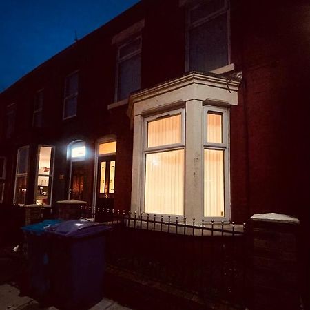 Cute Spacious 2 Bedroom House, Sleeps 8, Free Street Parking, Easy Access Lock Box Entry, 2 Minute Drive From City Centre Liverpool Eksteriør bilde