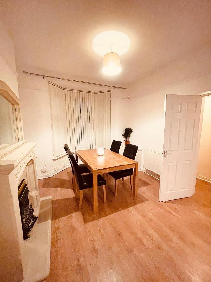 Cute Spacious 2 Bedroom House, Sleeps 8, Free Street Parking, Easy Access Lock Box Entry, 2 Minute Drive From City Centre Liverpool Eksteriør bilde