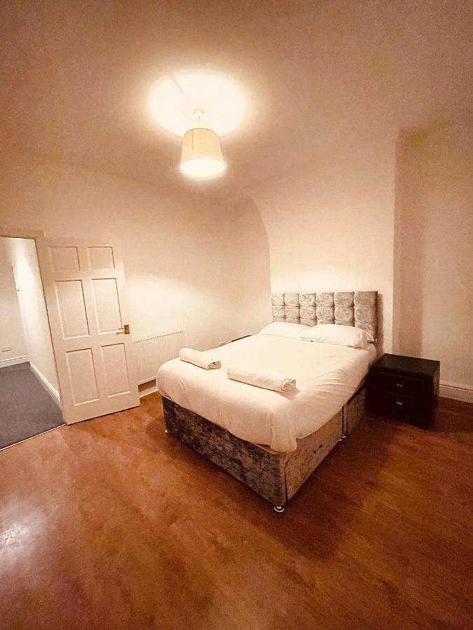 Cute Spacious 2 Bedroom House, Sleeps 8, Free Street Parking, Easy Access Lock Box Entry, 2 Minute Drive From City Centre Liverpool Eksteriør bilde