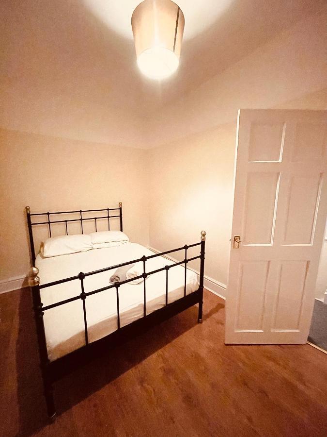 Cute Spacious 2 Bedroom House, Sleeps 8, Free Street Parking, Easy Access Lock Box Entry, 2 Minute Drive From City Centre Liverpool Eksteriør bilde