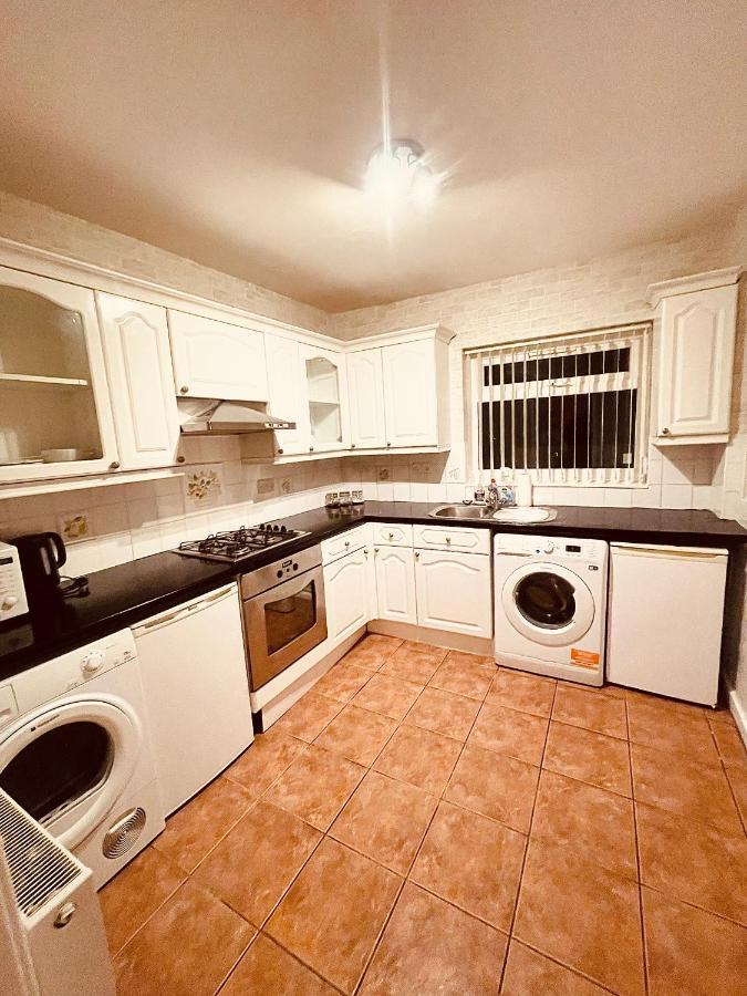 Cute Spacious 2 Bedroom House, Sleeps 8, Free Street Parking, Easy Access Lock Box Entry, 2 Minute Drive From City Centre Liverpool Eksteriør bilde