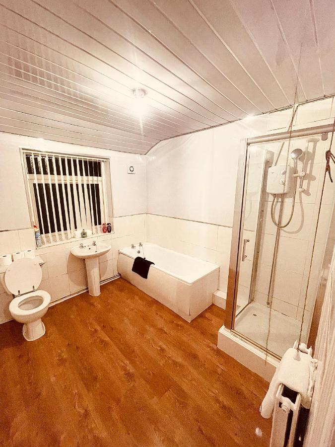 Cute Spacious 2 Bedroom House, Sleeps 8, Free Street Parking, Easy Access Lock Box Entry, 2 Minute Drive From City Centre Liverpool Eksteriør bilde