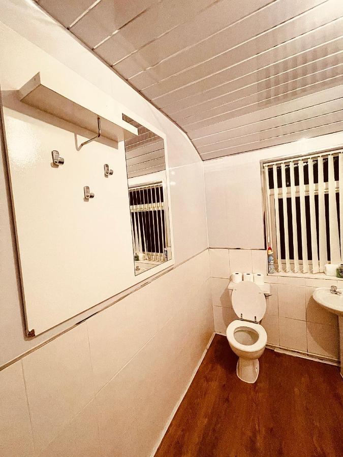 Cute Spacious 2 Bedroom House, Sleeps 8, Free Street Parking, Easy Access Lock Box Entry, 2 Minute Drive From City Centre Liverpool Eksteriør bilde