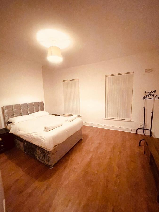 Cute Spacious 2 Bedroom House, Sleeps 8, Free Street Parking, Easy Access Lock Box Entry, 2 Minute Drive From City Centre Liverpool Eksteriør bilde