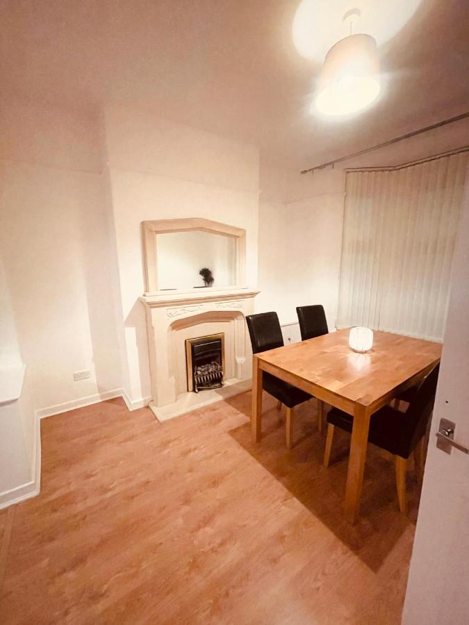 Cute Spacious 2 Bedroom House, Sleeps 8, Free Street Parking, Easy Access Lock Box Entry, 2 Minute Drive From City Centre Liverpool Eksteriør bilde