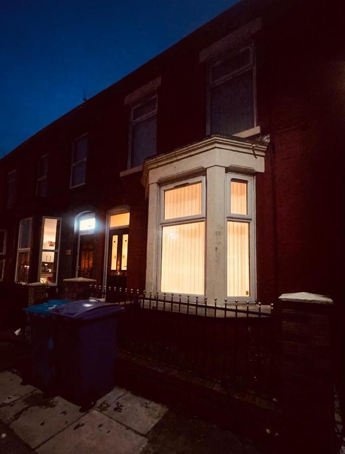 Cute Spacious 2 Bedroom House, Sleeps 8, Free Street Parking, Easy Access Lock Box Entry, 2 Minute Drive From City Centre Liverpool Eksteriør bilde