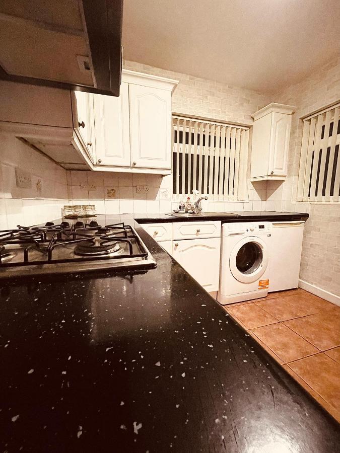 Cute Spacious 2 Bedroom House, Sleeps 8, Free Street Parking, Easy Access Lock Box Entry, 2 Minute Drive From City Centre Liverpool Eksteriør bilde